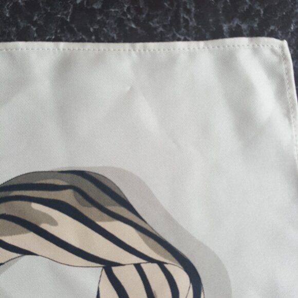 TOTEME ! 100% Silk Scarf , knotted Monogram (57X57CM) - Picture 6 of 11